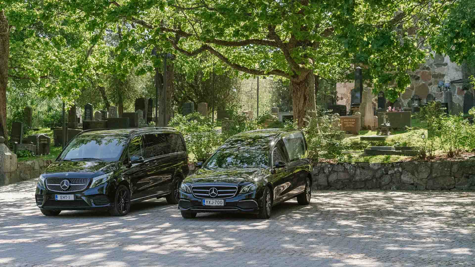 Kaksi ruumisautoa.